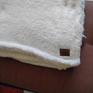 UGG throw, like new barely used.  Clean ready to keep you warm